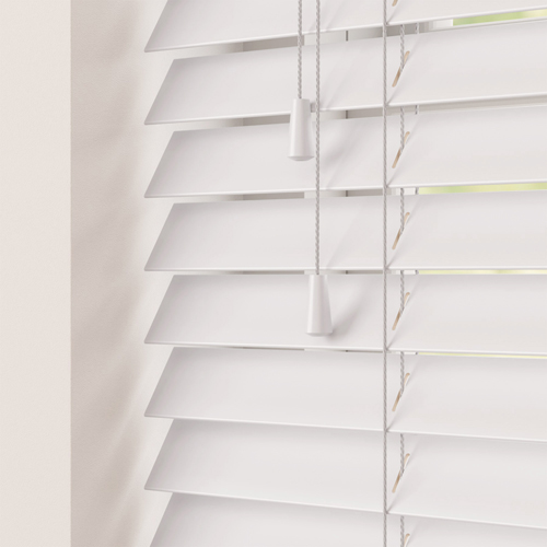 gloss-pure-angle