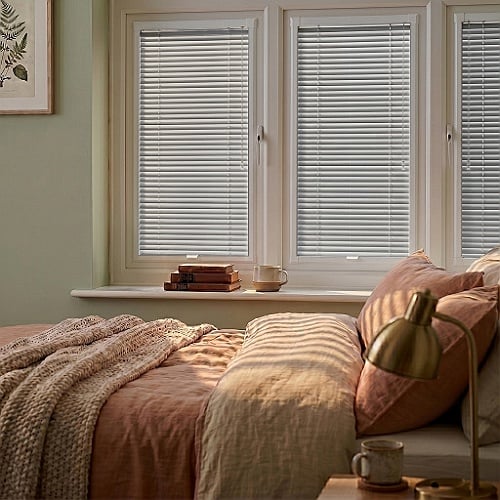 kalm-pfit-wood-bedroom